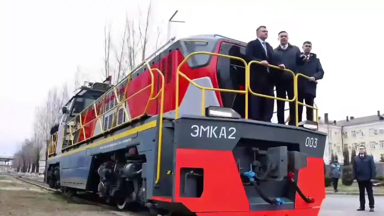 Губернатор Слюсарь проехал на новом электровозе ЭМКА2 в Новочеркасске